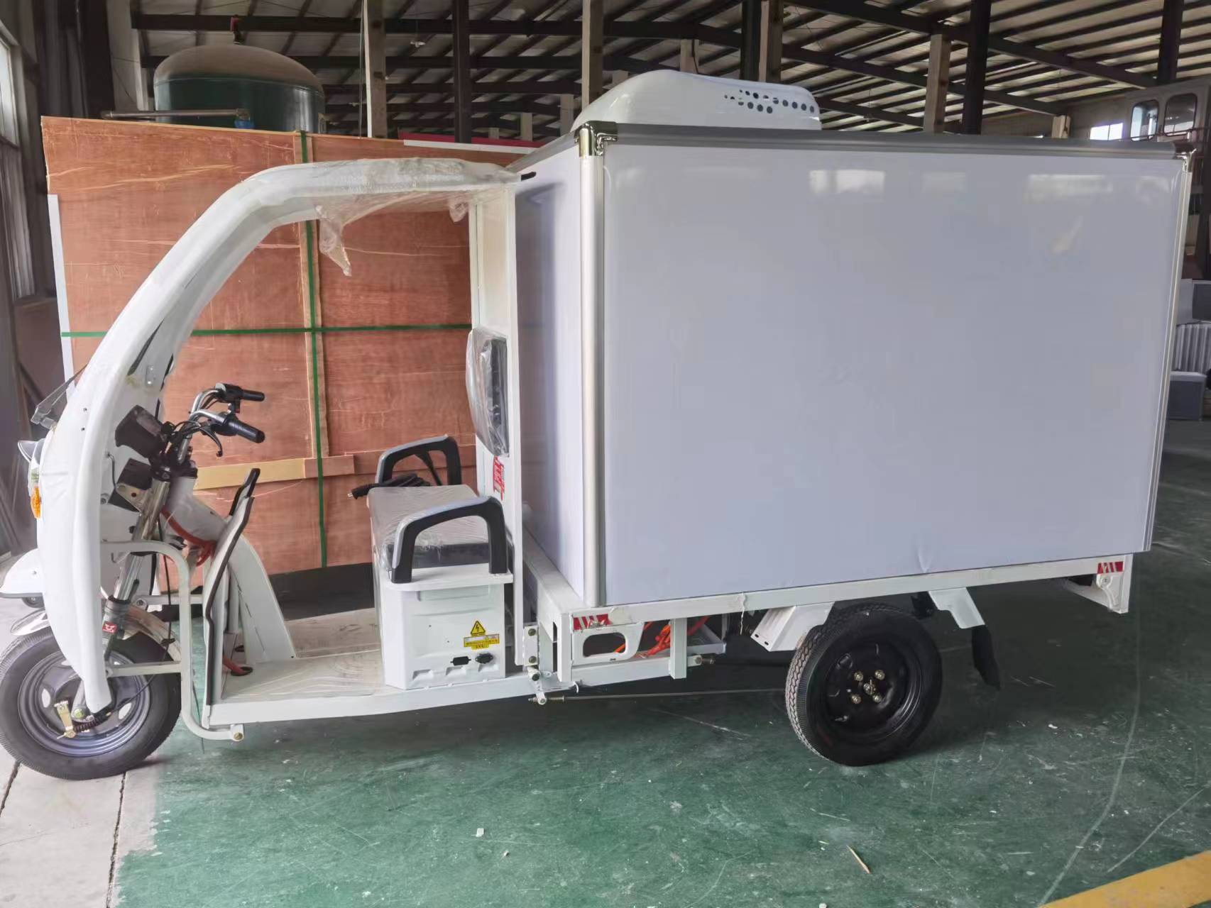 Electric refrigerated tricycle