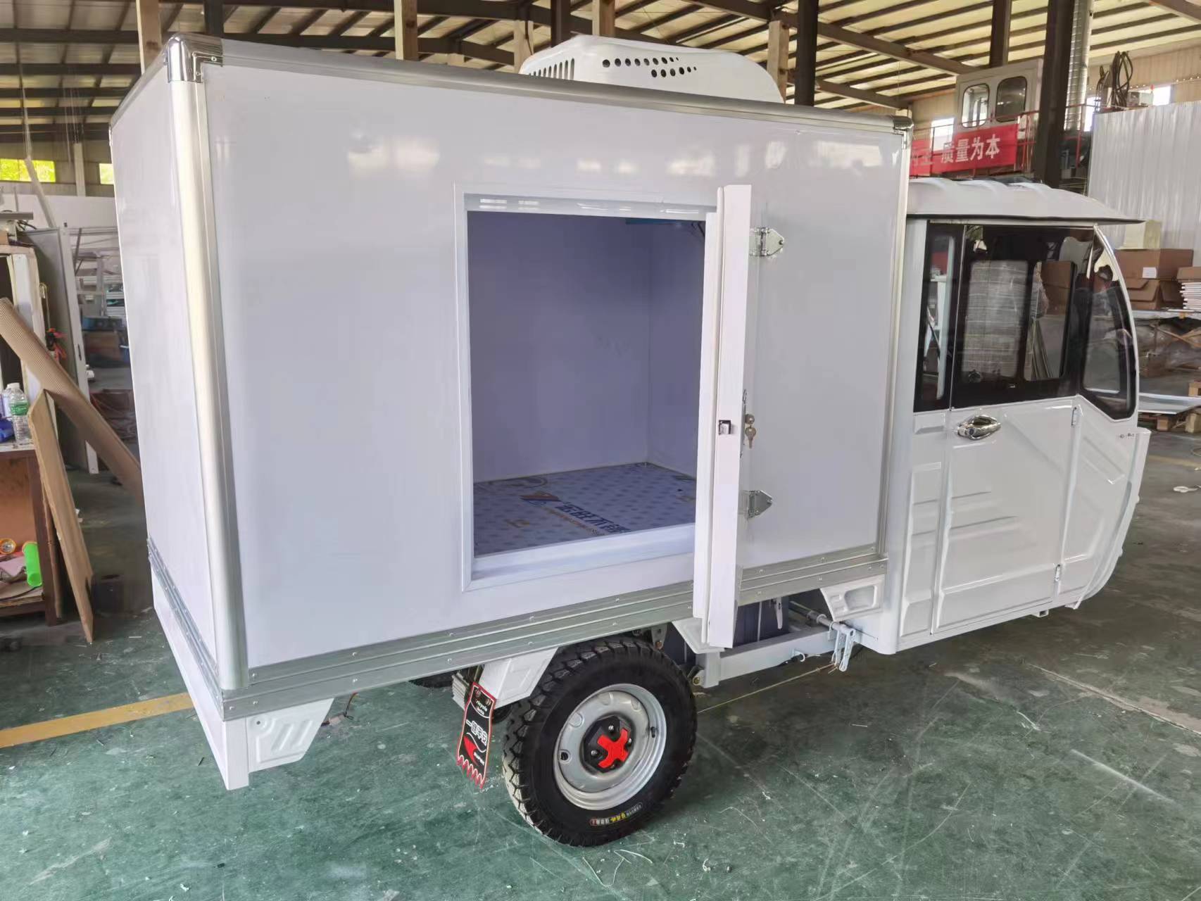 Electric refrigerated tricycle