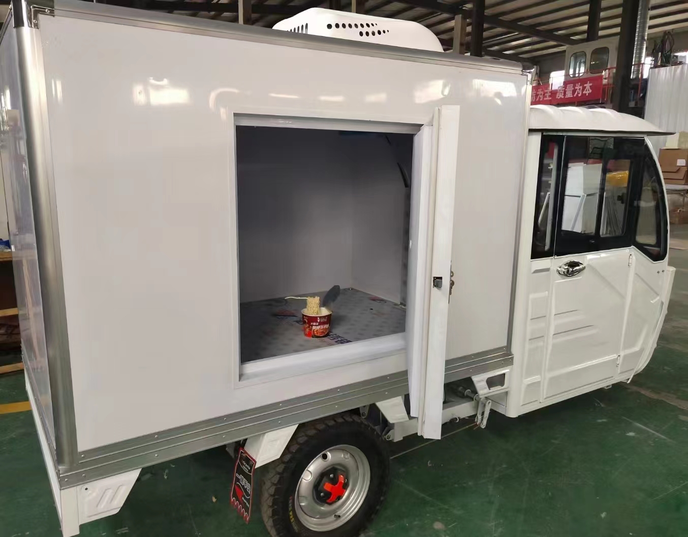 Electric refrigerated tricycle