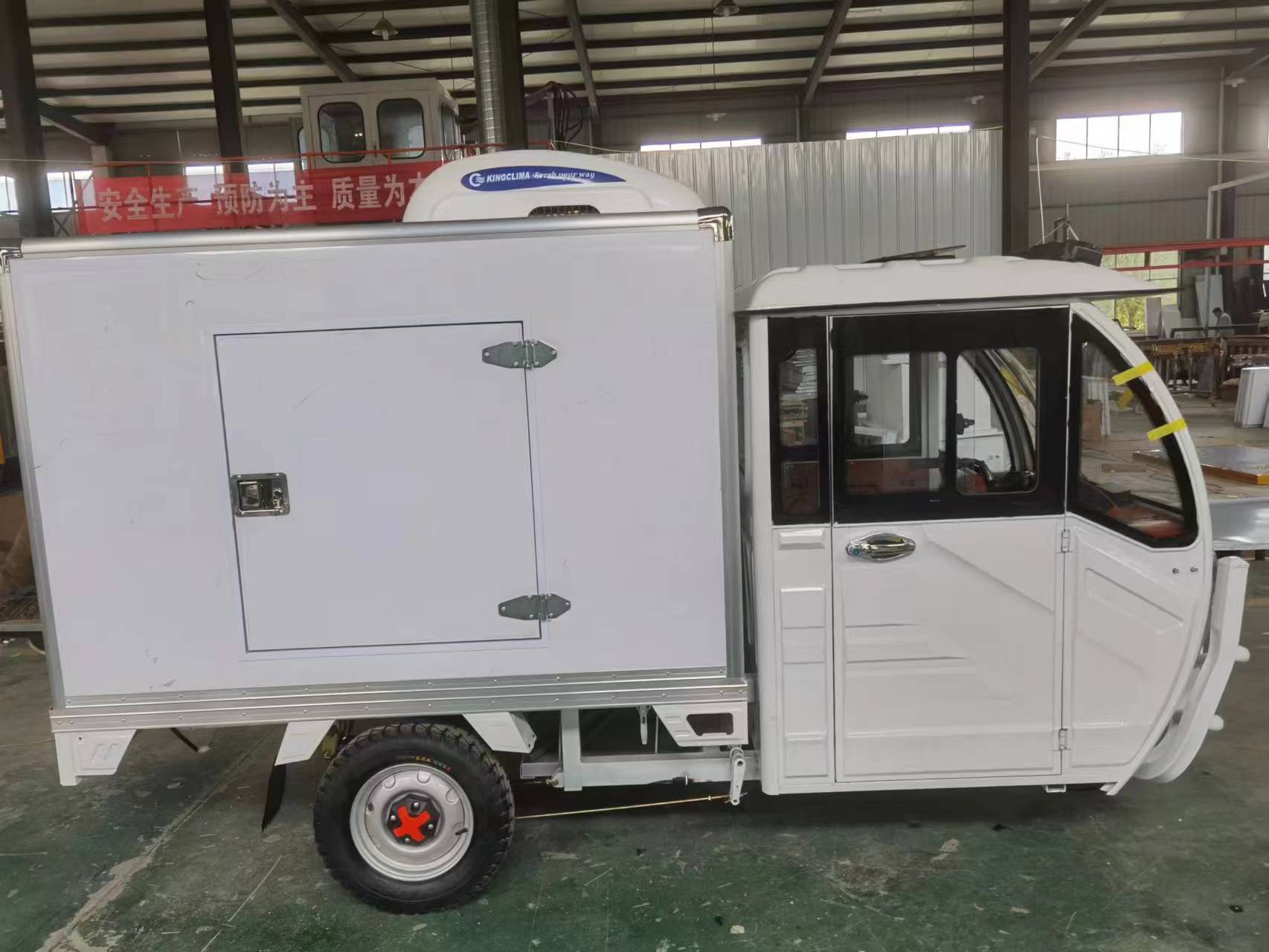 Kingclima three wheel adult cargo tricycle battery dc powered electric refrigerated tricycle for short distance transportation