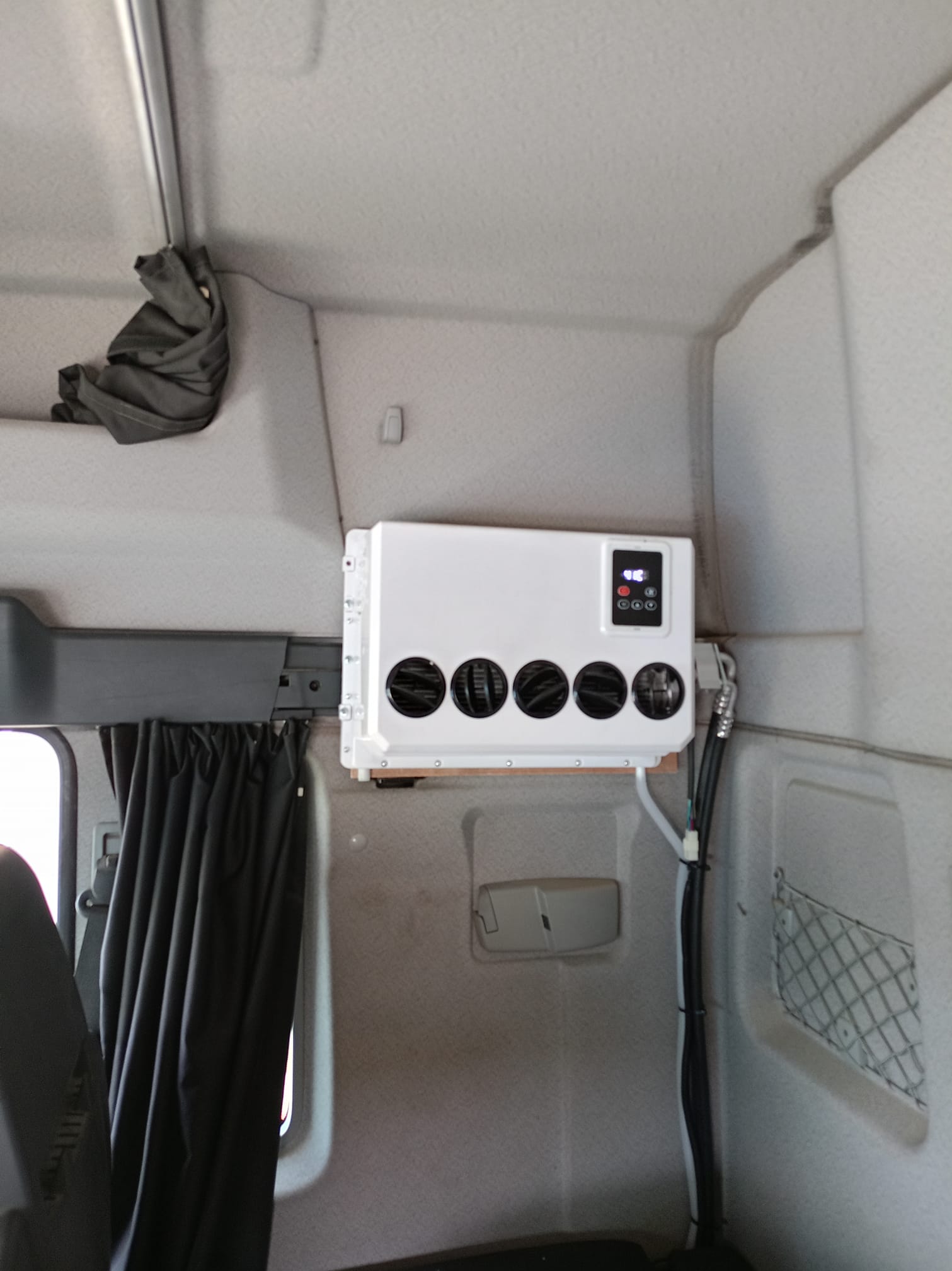 12V 24V Split Type Model Parking Air Conditioner for RV