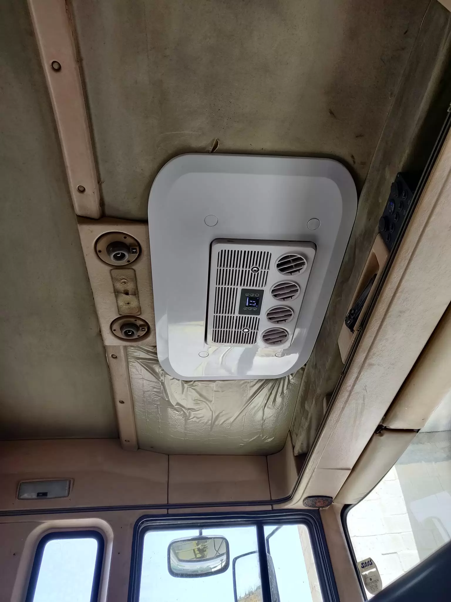 Fast Cooling Low Noise Truck Car Van RV Rooftop Parking Air Conditioner